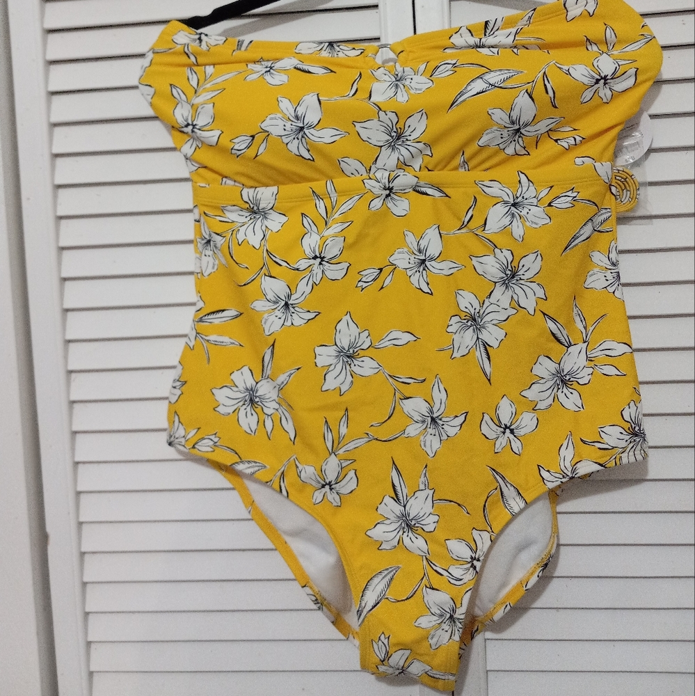 Decree Size 1X Yellow & White Floral Swim Suit